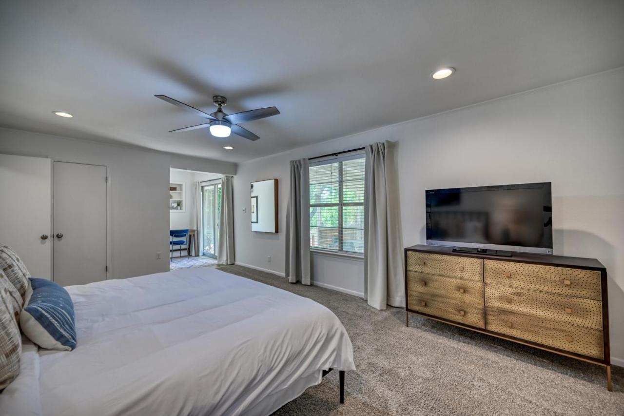 Luxury Lakefront Oasis With Boat Dock-Firepit McQueeney Εξωτερικό φωτογραφία